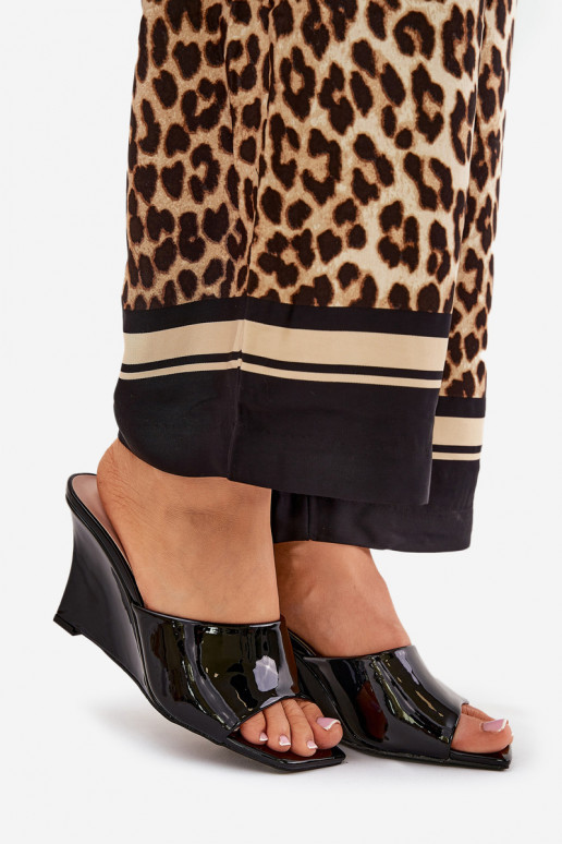 su lako efektu Moteriškos šlepetės  Juodos spalvos Nelithin