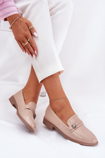 Lakuoti mokasinai  dekoruoti su sagtelėmis smėlio spalvos Mollan