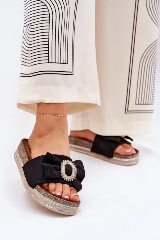 Moteriškos šlepetės su platforma su kaspinais I Ozdobną Broszką Juodos spalvos Lenela