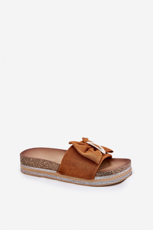 Moteriškos šlepetės su platforma su kaspinais I Ozdobną Broszką rudos spalvos Lenela