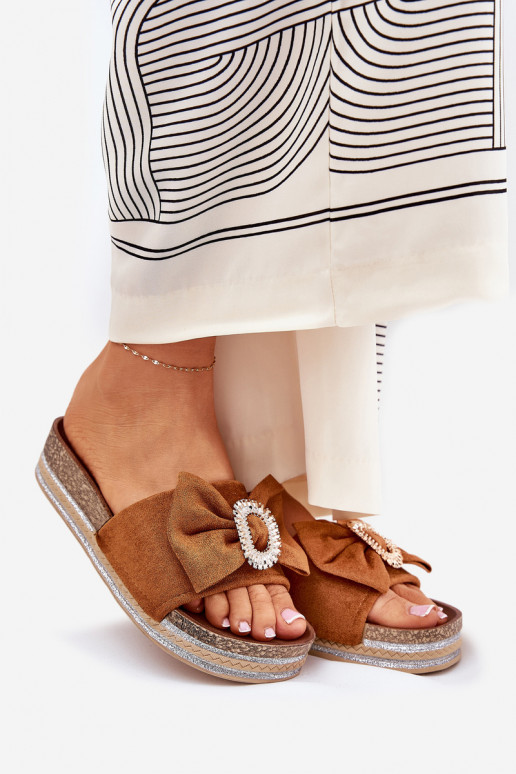 Moteriškos šlepetės su platforma su kaspinais I Ozdobną Broszką rudos spalvos Lenela