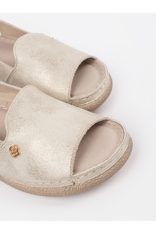 aukso spalvos sandalai ze skórzaną wkładką