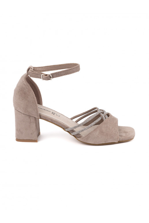 smėlio spalvos sandalai iš zomšos ant kulno