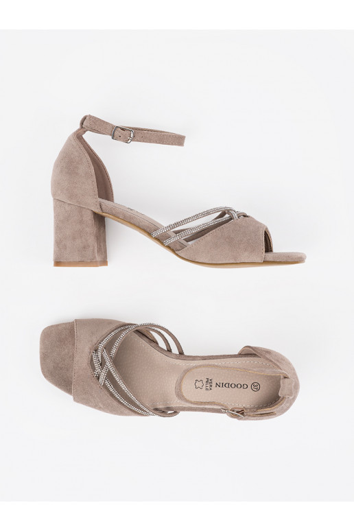 smėlio spalvos sandalai iš zomšos ant kulno