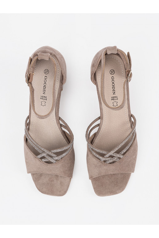 smėlio spalvos sandalai iš zomšos ant kulno