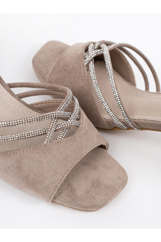 smėlio spalvos sandalai iš zomšos ant kulno