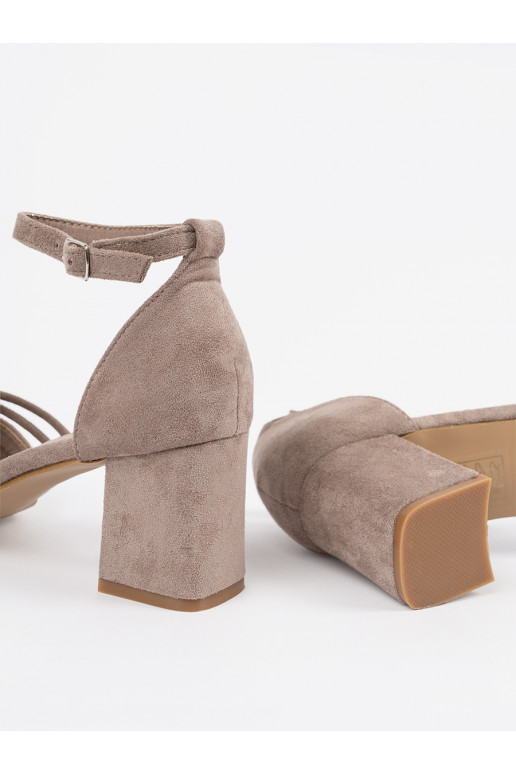 smėlio spalvos sandalai iš zomšos ant kulno