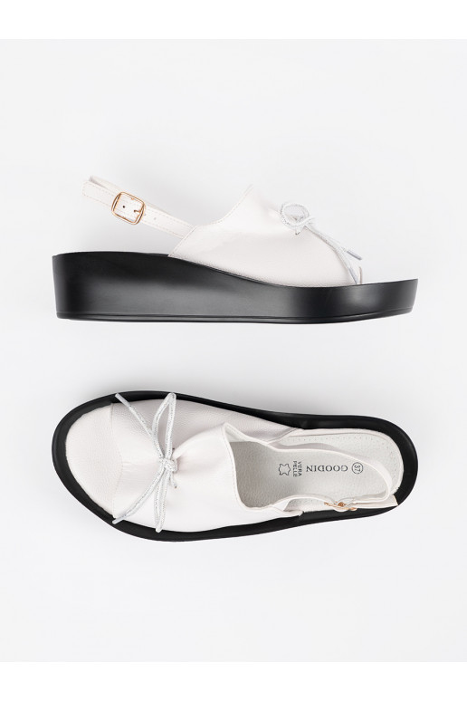 baltos spalvos sandalai  ze skórzaną wkładką