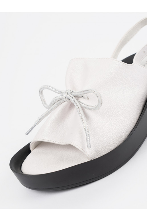 baltos spalvos sandalai  ze skórzaną wkładką