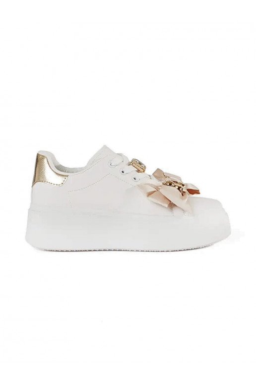 Baltos ir aukso spalvos Sneakers modelio batai su auksiniais aksesuarais Baltos ir aukso spalvos Sneakers modelio batai su auksiniais aksesuarais