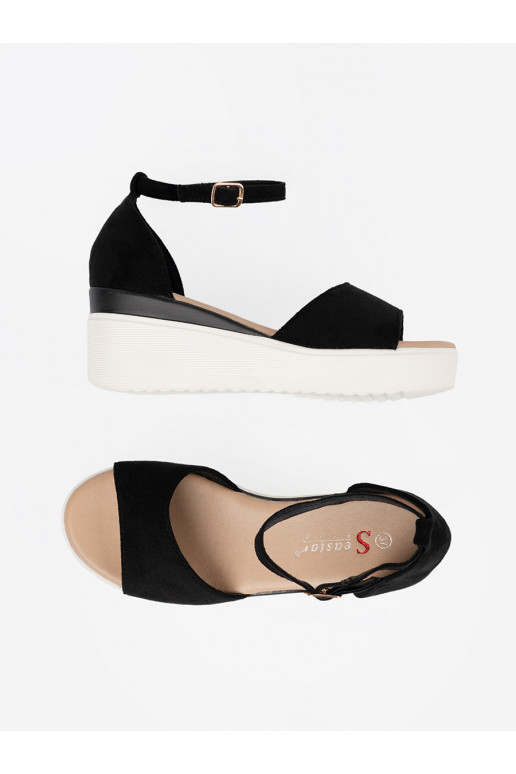 Juodos spalvos sandalai  na baltos spalvosj ie