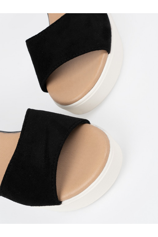 Juodos spalvos sandalai  na baltos spalvosj ie