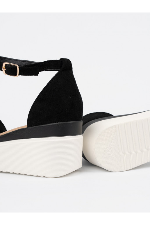 Juodos spalvos sandalai  na baltos spalvosj ie