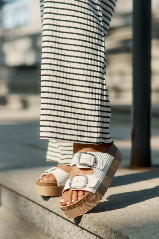 Moteriškos šlepetės Platformie su sagtimis Lee Cooper LCIN-25-35-3496L baltos spalvos