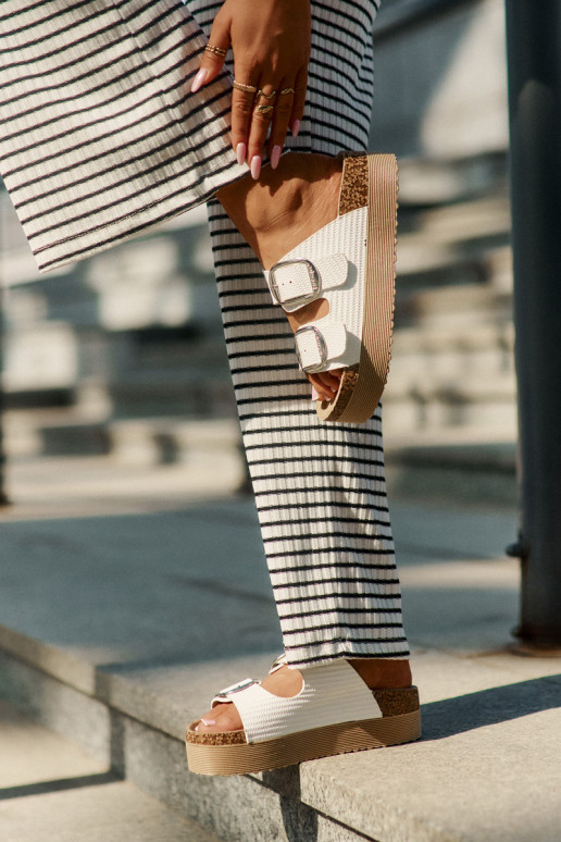 Moteriškos šlepetės Platformie su sagtimis Lee Cooper LCIN-25-35-3496L baltos spalvos