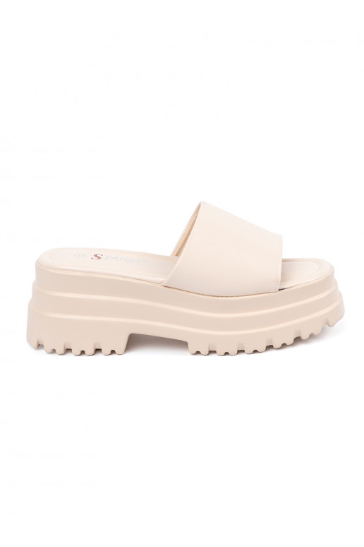 Šlepetės su platforma 