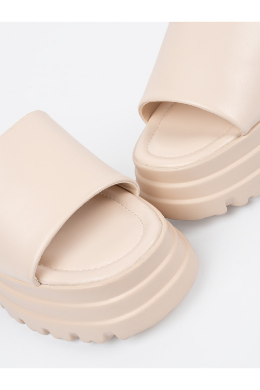 Šlepetės su platforma 