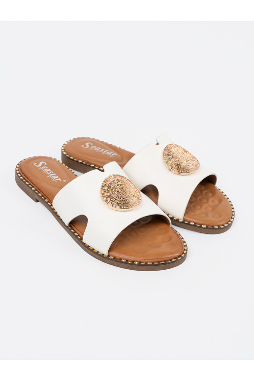 Šlepetės baltos spalvos su aukso spalvos detalėmis Šlepetės baltos spalvos su aukso spalvos detalėmis