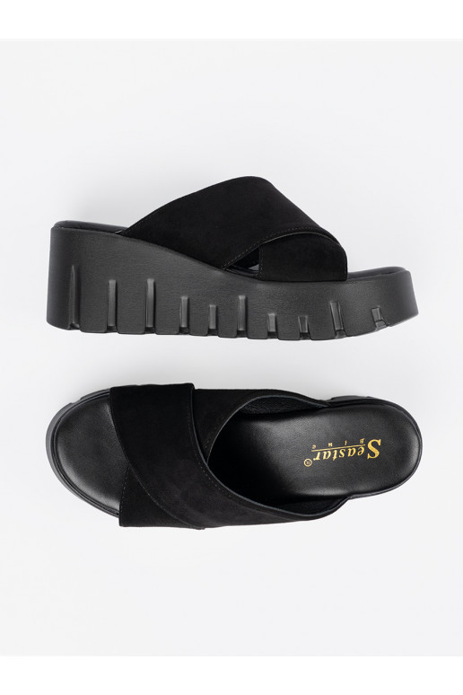 iš zomšos Šlepetės    juodos spalvos