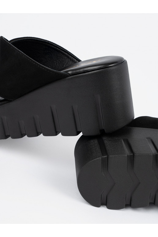 iš zomšos Šlepetės    juodos spalvos