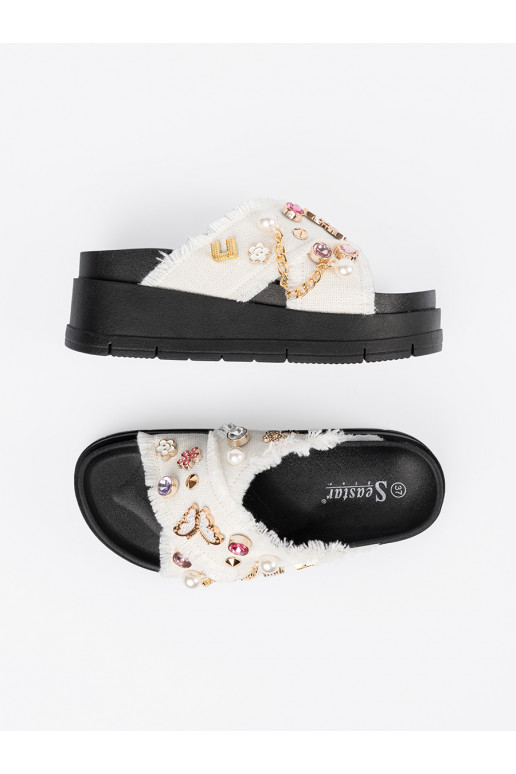 baltos spalvos Šlepetės  su juoda platforma z przypinkami baltos spalvos Šlepetės  su juoda platforma z przypinkami