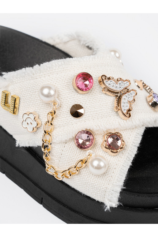 baltos spalvos Šlepetės  su juoda platforma z przypinkami baltos spalvos Šlepetės  su juoda platforma z przypinkami