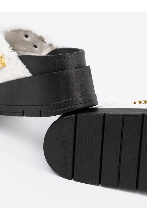 baltos spalvos Šlepetės  su juoda platforma z przypinkami baltos spalvos Šlepetės  su juoda platforma z przypinkami