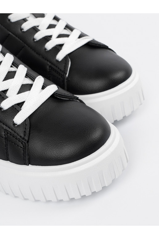   modelio batai juodos spalvos z baltos spalvosmi wstawkami