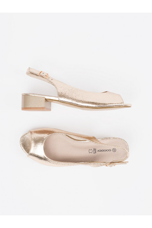 aukso spalvos sandalai 