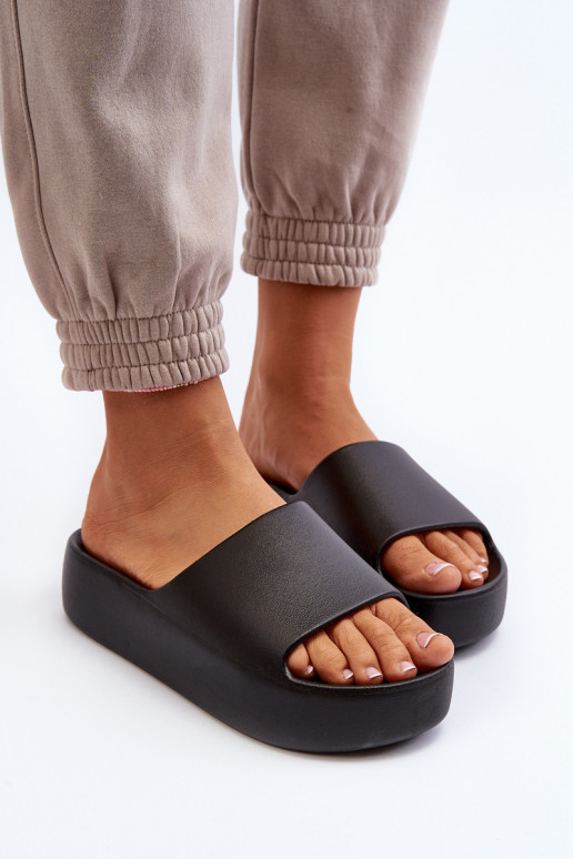  Šlepetės su masyviu padu Juodos spalvos Oreithano