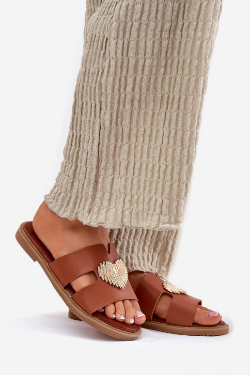 Moteriškos šlepetės su plačiais kulniukais su aukso spalvos detalėmis rudos spalvos Karinma