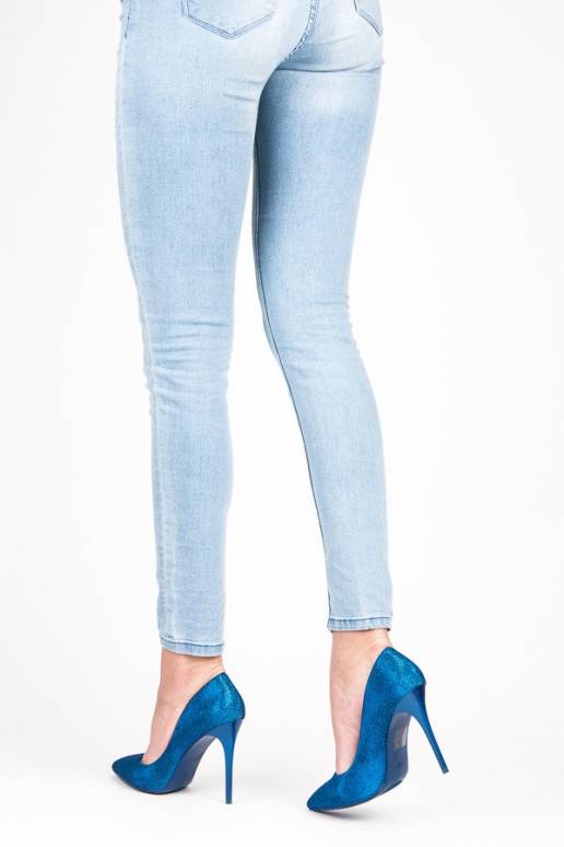 Blizgantys mėlynos spalvos bateliai...