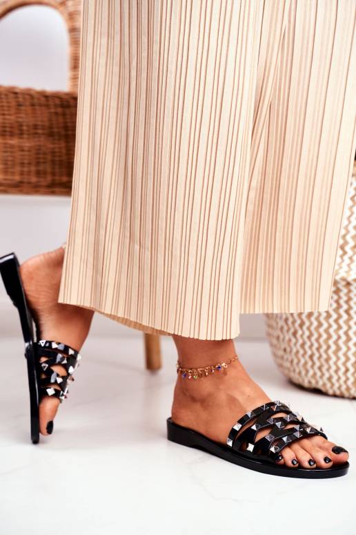 Šlepetės juodos spalvos guminės su... Šlepetės juodos spalvos guminės su...