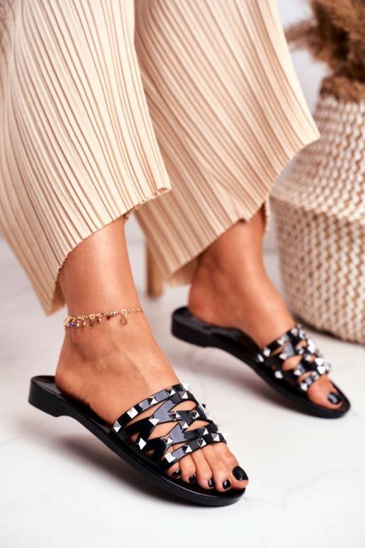 Šlepetės juodos spalvos guminės su... Šlepetės juodos spalvos guminės su...