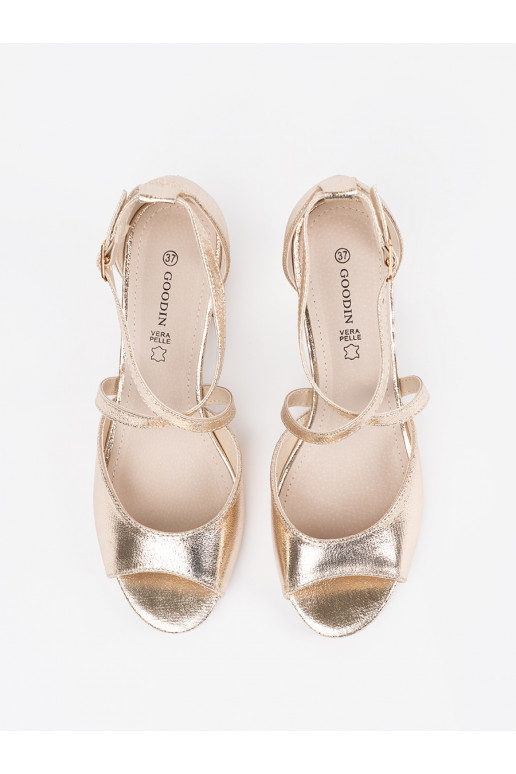 aukso spalvos sandalai žemu kulnu