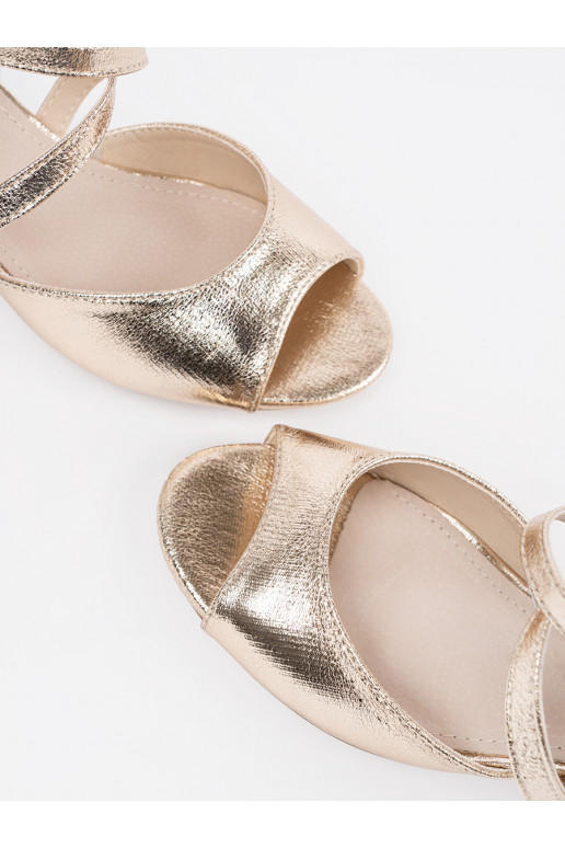 aukso spalvos sandalai žemu kulnu