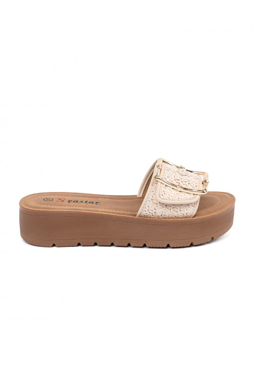 Šlepetės zdobione złotą klamrą Šlepetės zdobione złotą klamrą