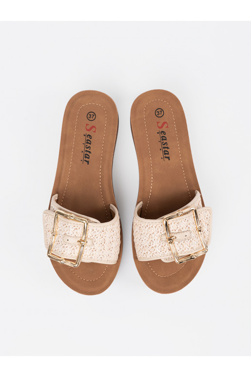 Šlepetės zdobione złotą klamrą Šlepetės zdobione złotą klamrą