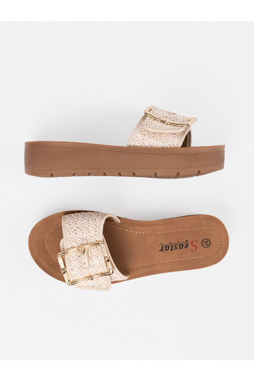 Šlepetės zdobione złotą klamrą Šlepetės zdobione złotą klamrą