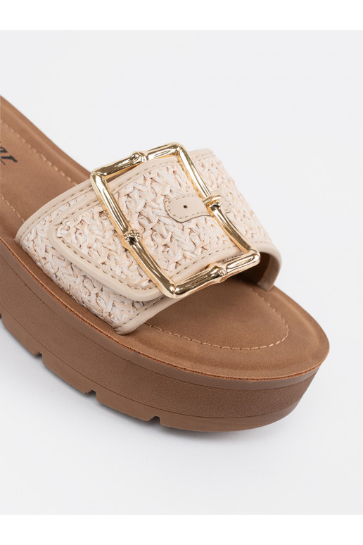 Šlepetės zdobione złotą klamrą Šlepetės zdobione złotą klamrą