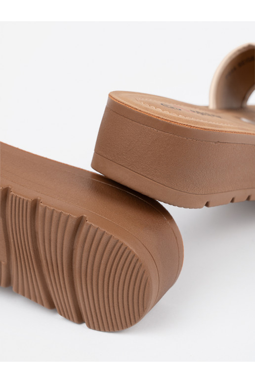 Šlepetės zdobione złotą klamrą Šlepetės zdobione złotą klamrą