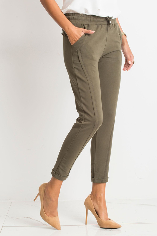 Khaki spalvos kelnės