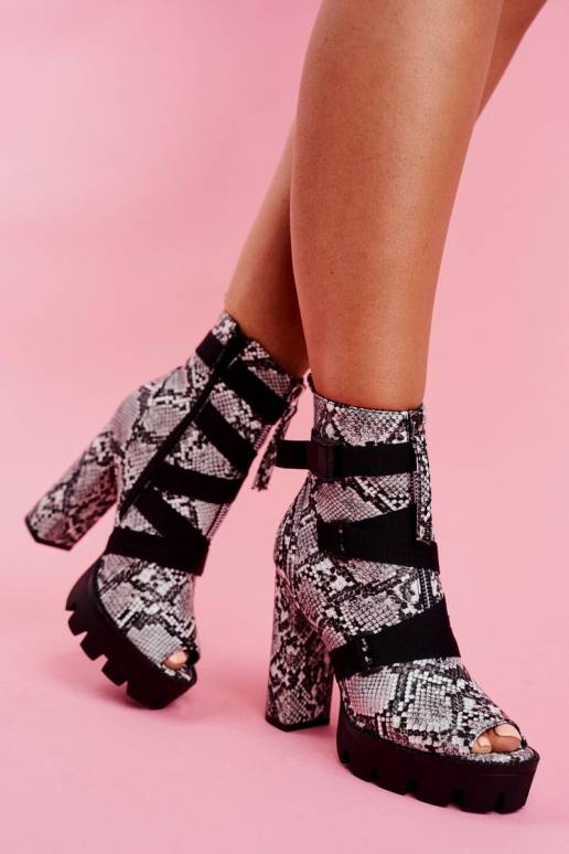 Aulinukai su aukštais kulnais gyvatės... Aulinukai su aukštais kulnais gyvatės...