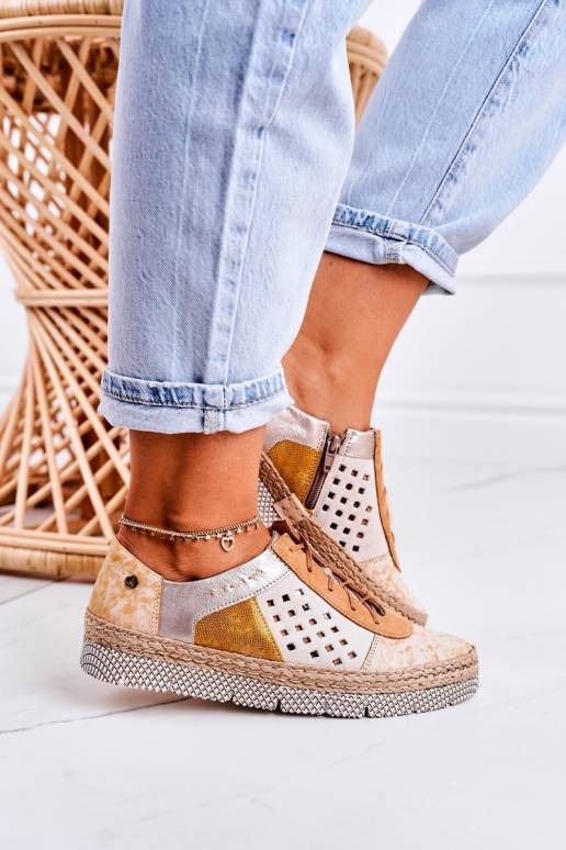 Iš dirbtinės odos batai geltonos spalvos Iš dirbtinės odos batai geltonos spalvos