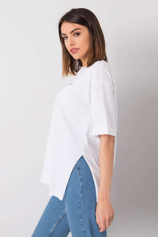 Balti marškinėliai su užrašu Riley... Balti marškinėliai su užrašu Riley...