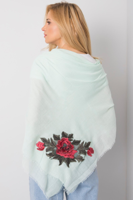 Žalias pledas su gėlių juostelėmis