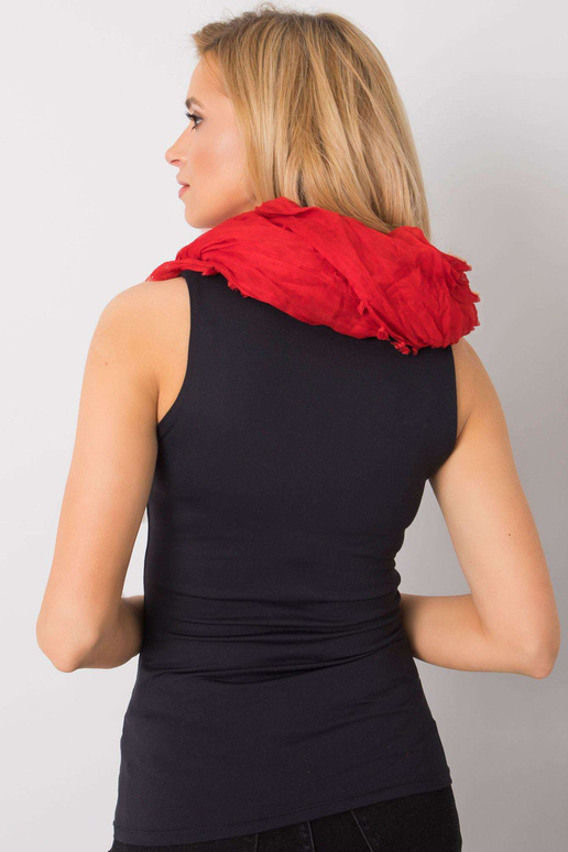 Raudonas šalikas su kutais