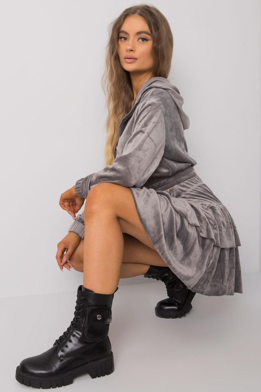 Pilkos spalvos veliūrinis komplektas... Pilkos spalvos veliūrinis komplektas...