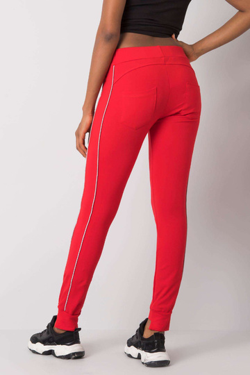 Raudonos sportinės kelnės...