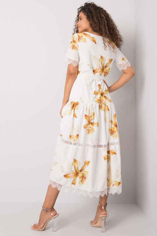 Balta suknelė su Jaina diržu